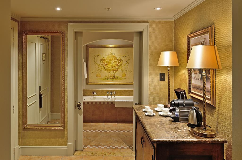 Palazzo Hotel フォーウェイズ エクステリア 写真 A bathroom at the Four Seasons Hotel, London