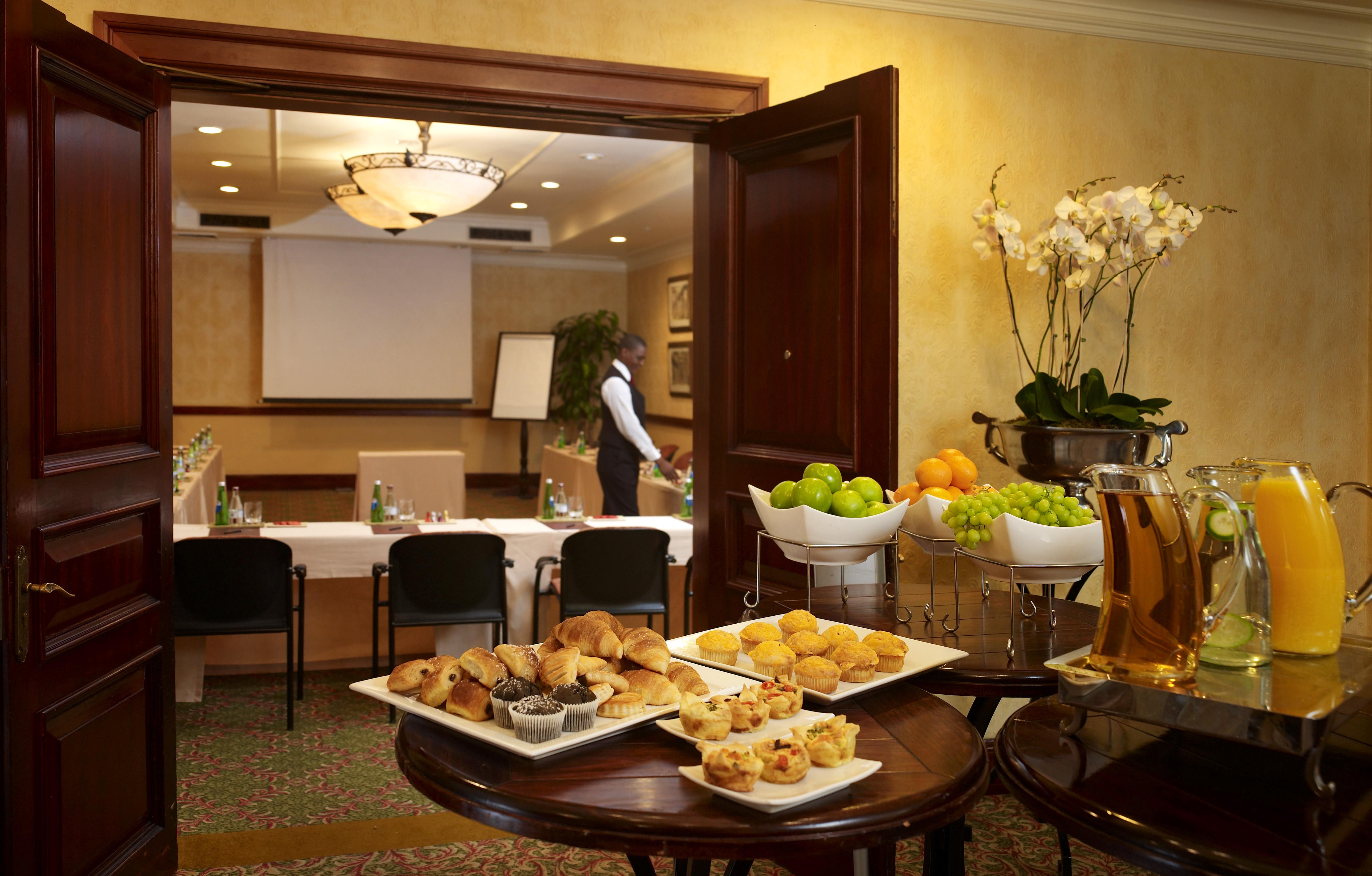 Palazzo Hotel フォーウェイズ エクステリア 写真 A meeting room at the Four Seasons Hotel