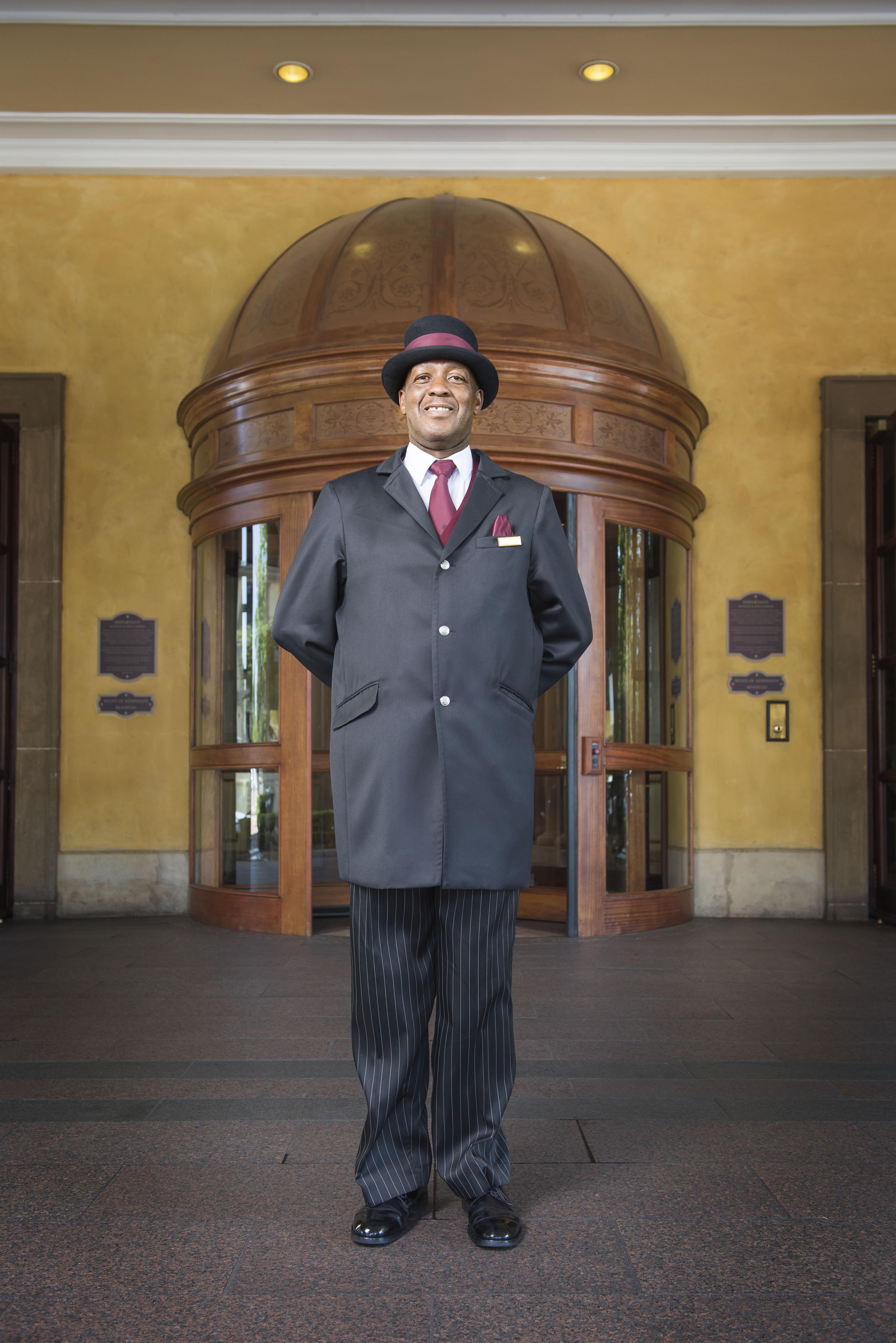 Palazzo Hotel フォーウェイズ エクステリア 写真 A doorman at a hotel