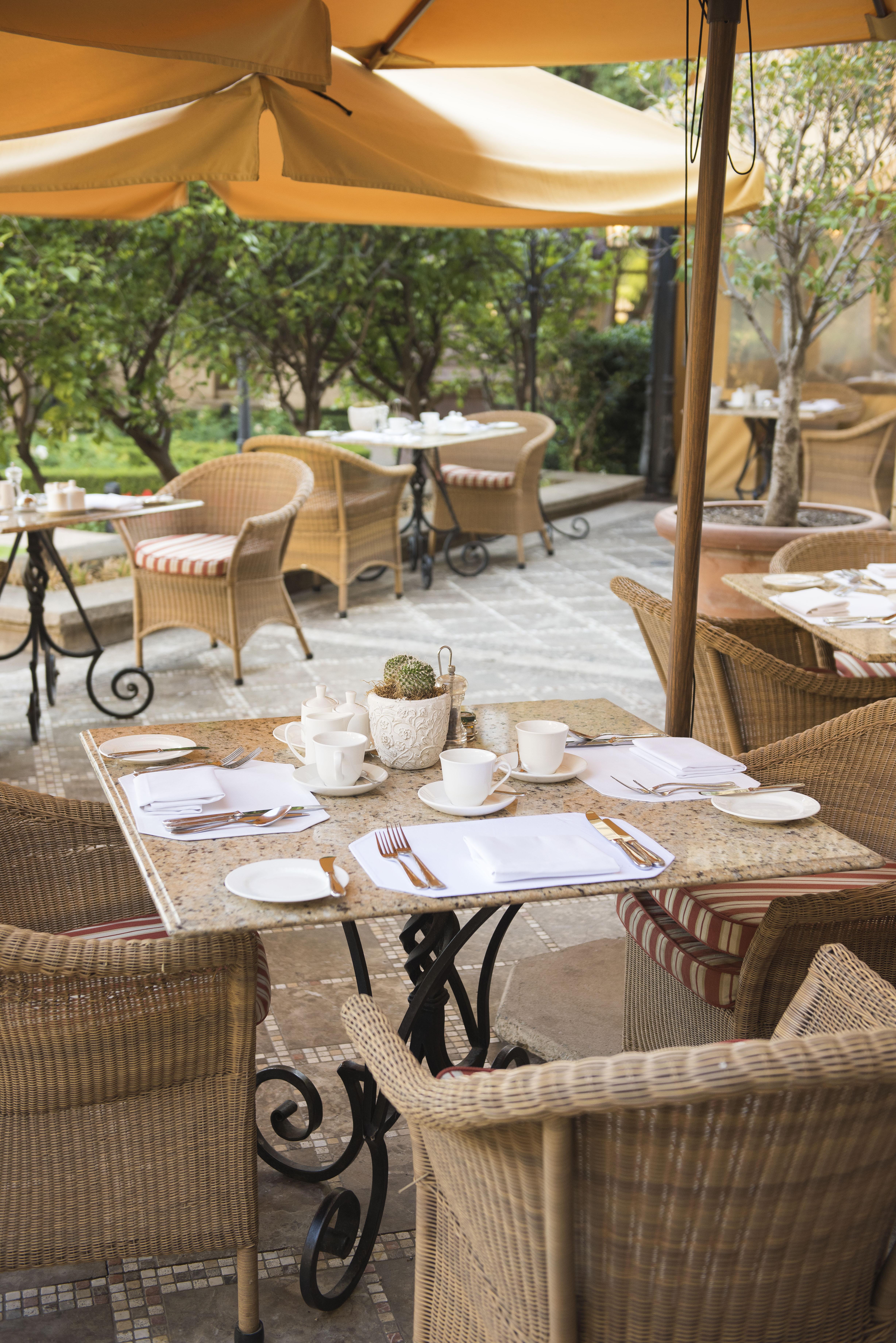 Palazzo Hotel フォーウェイズ エクステリア 写真 A table set for breakfast