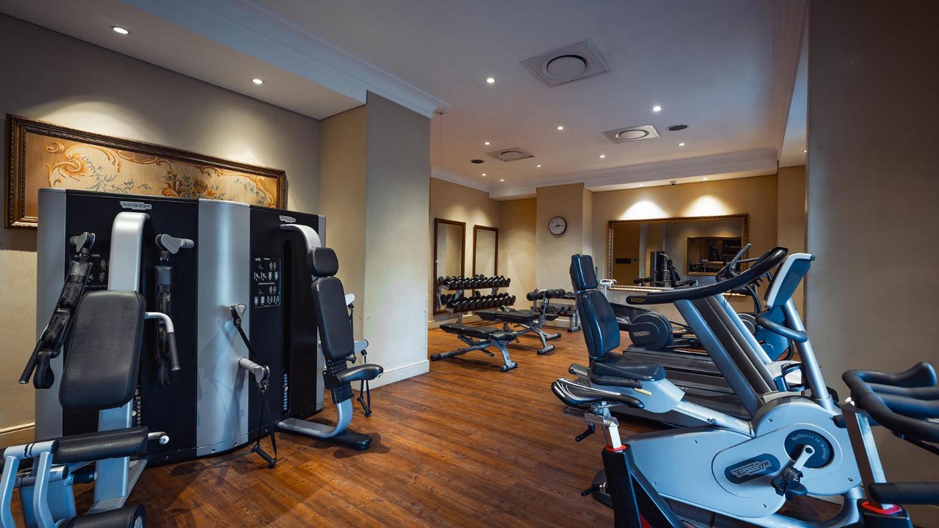 Palazzo Hotel フォーウェイズ エクステリア 写真 The gym at the Taj Mahal Palace