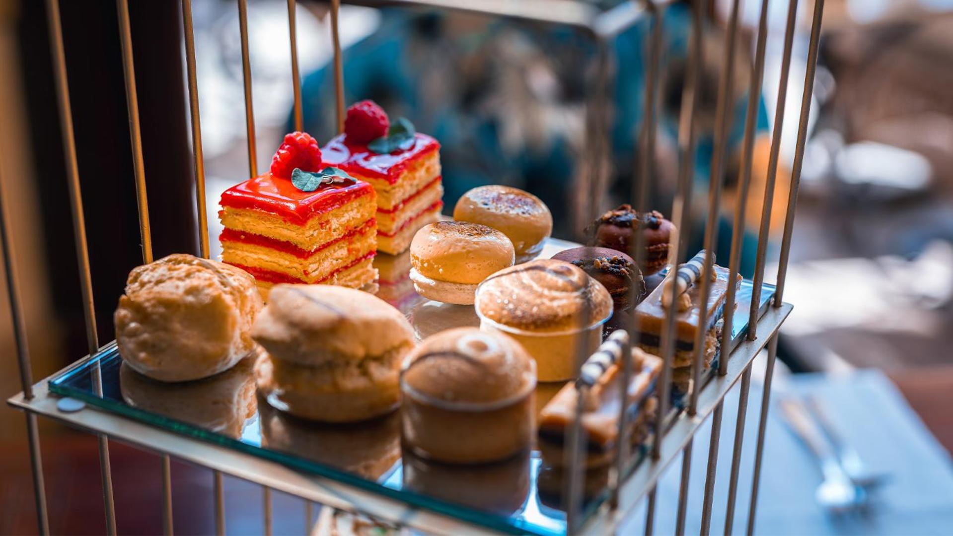 Palazzo Hotel フォーウェイズ エクステリア 写真 A selection of petits fours