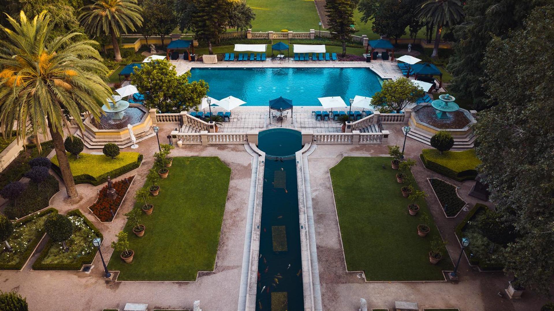 Palazzo Hotel フォーウェイズ エクステリア 写真 The pool at the Taj Mahal Palace