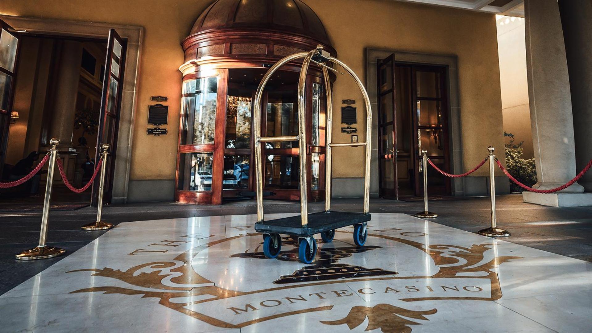 Palazzo Hotel フォーウェイズ エクステリア 写真 A bellboy's cart